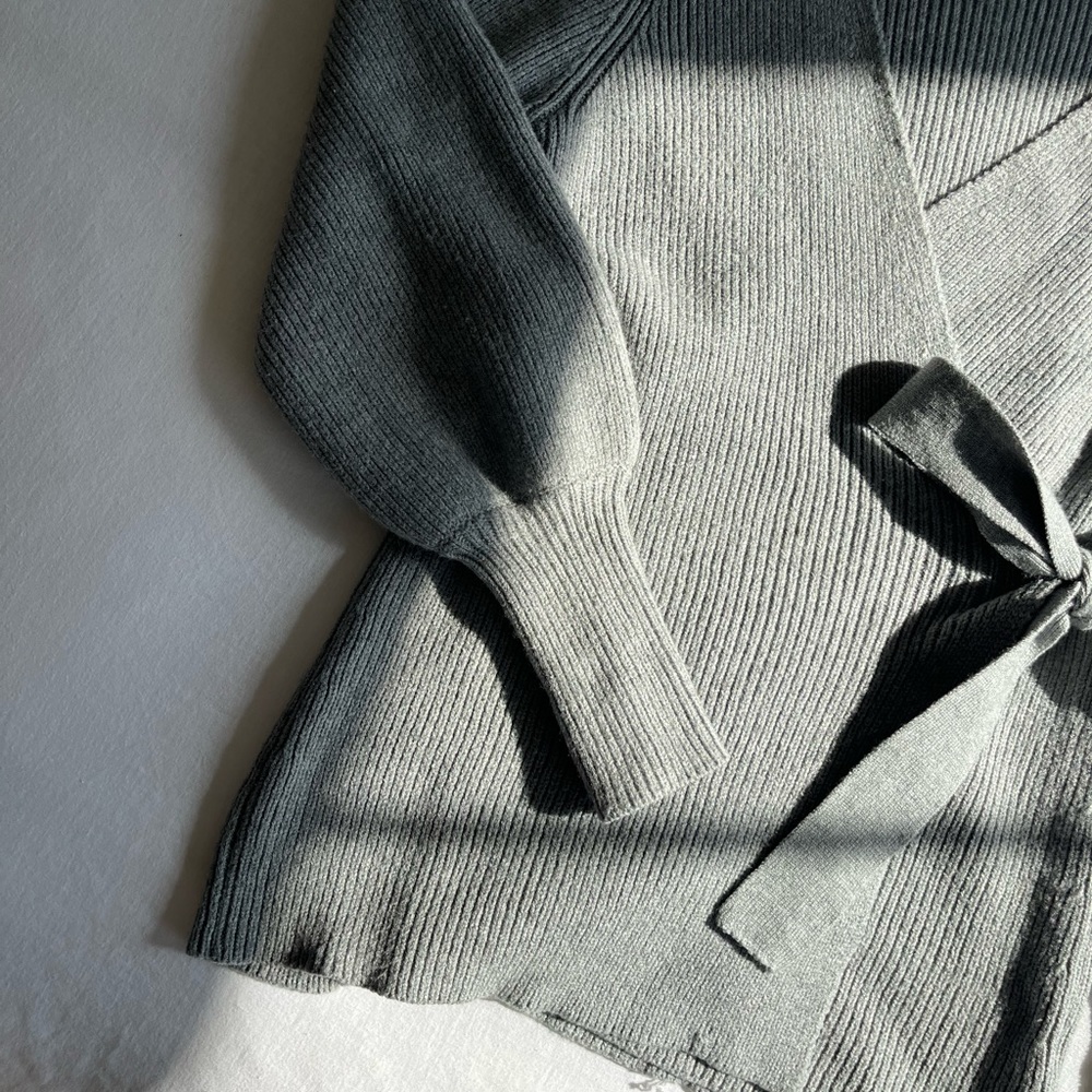 Grey knit sweater with bow detail